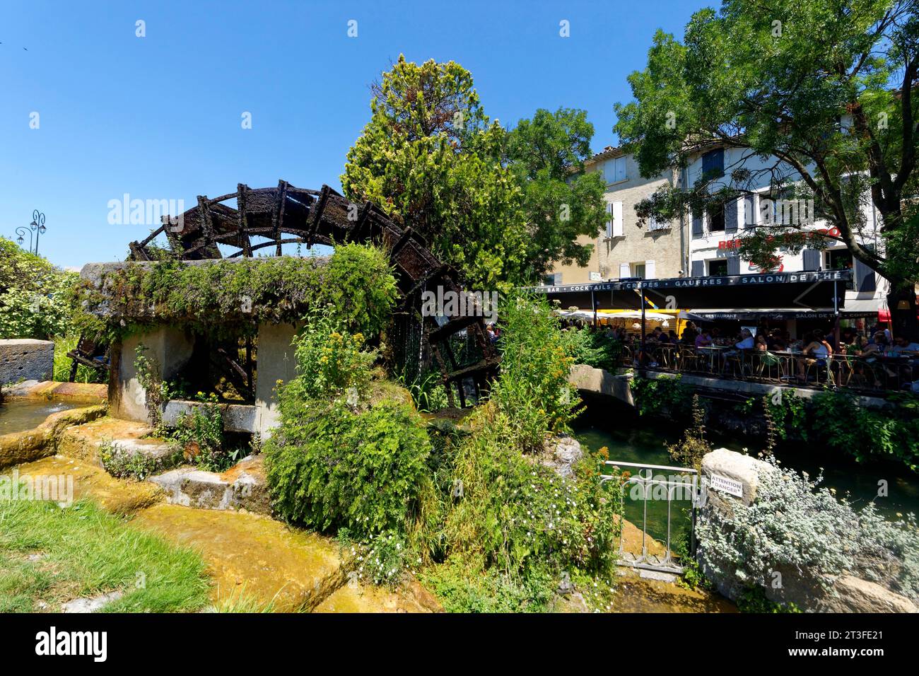 France, Vaucluse, Luberon, l'Isle sur la Sorgue, Quai Rouget de l'Isle, roue d'eau utilisée pour faire fonctionner les papeteries Banque D'Images