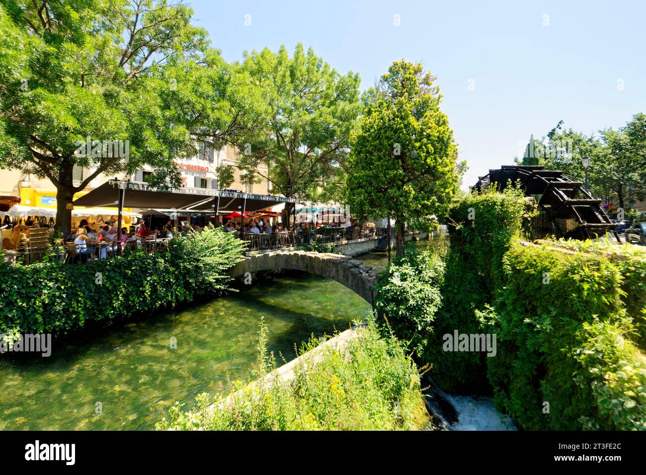 France, Vaucluse, Luberon, l'Isle sur la Sorgue, Quai Rouget de l'Isle, roue d'eau utilisée pour faire fonctionner les papeteries Banque D'Images