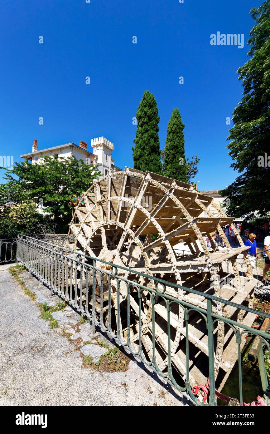 France, Vaucluse, Luberon, l'Isle sur la Sorgue, roue à eau utilisée pour faire fonctionner les papeteries Banque D'Images