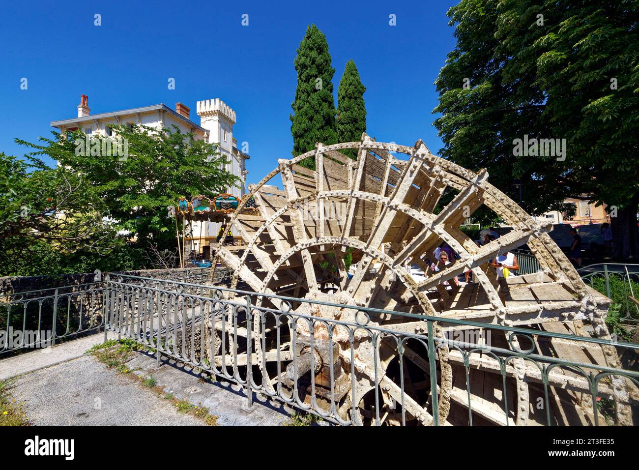 France, Vaucluse, Luberon, l'Isle sur la Sorgue, roue à eau utilisée pour faire fonctionner les papeteries Banque D'Images