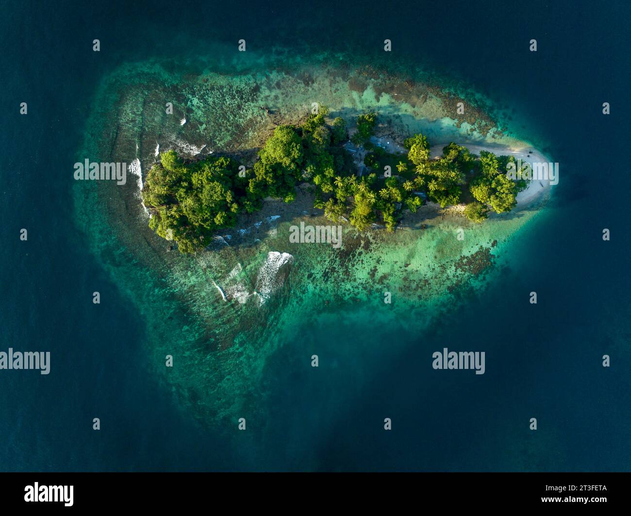 Papouasie-Nouvelle-Guinée, province de Madang, petite île près du village de Riwo (vue aérienne) Banque D'Images