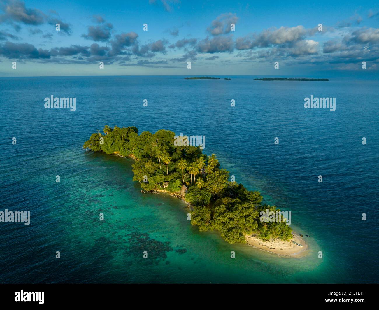 Papouasie-Nouvelle-Guinée, province de Madang, petite île près du village de Riwo (vue aérienne) Banque D'Images