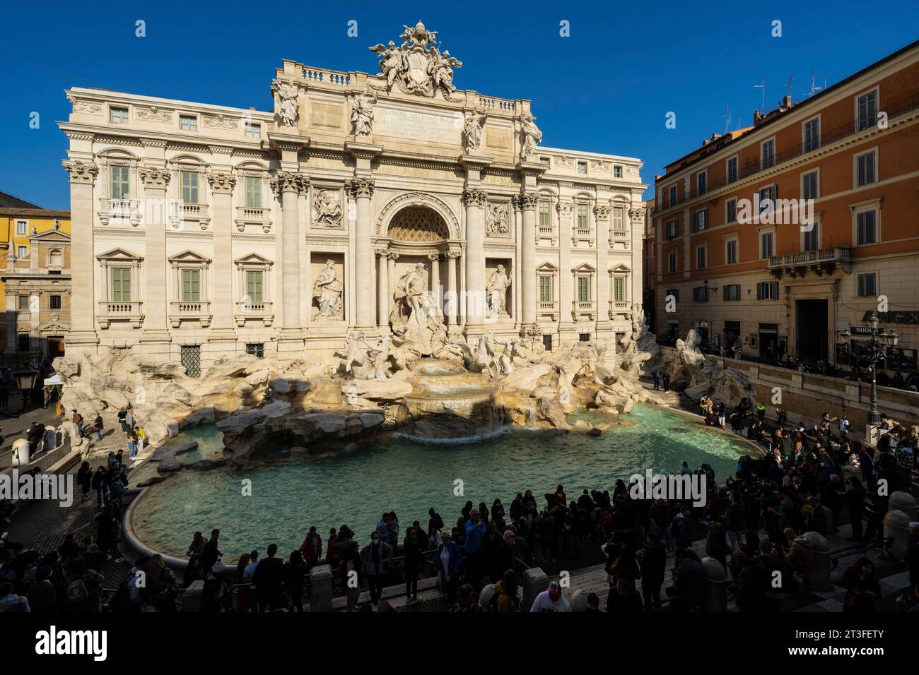 Italie, Latium, Rome, centre historique inscrit au patrimoine mondial de l'UNESCO, quartier Quirinal, rione de Trevi, Piazza di Trevi, Fontaine de Trevi par Nicola Salvi commandée par Clément XII en 1730 Banque D'Images