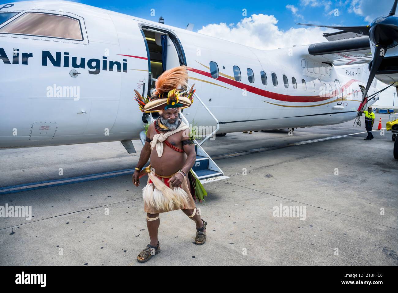 Papouasie-Nouvelle-Guinée, province de HeLa, Tari, chef Mundiya Kepanga dans un avion Air Niugini entre Tari et Port Moresby Banque D'Images