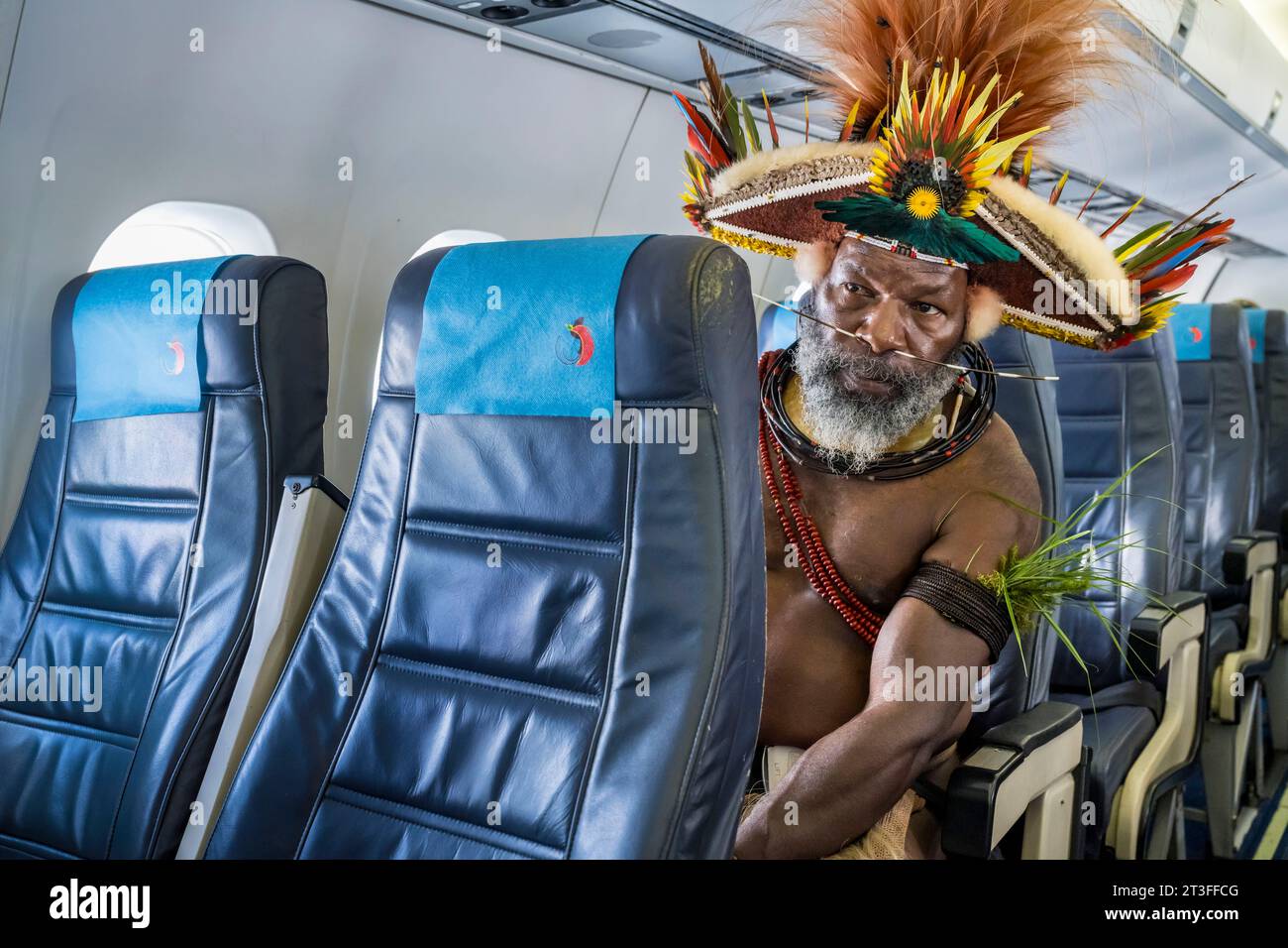 Papouasie-Nouvelle-Guinée, province de HeLa, Tari, chef Mundiya Kepanga dans un avion Air Niugini entre Tari et Port Moresby Banque D'Images