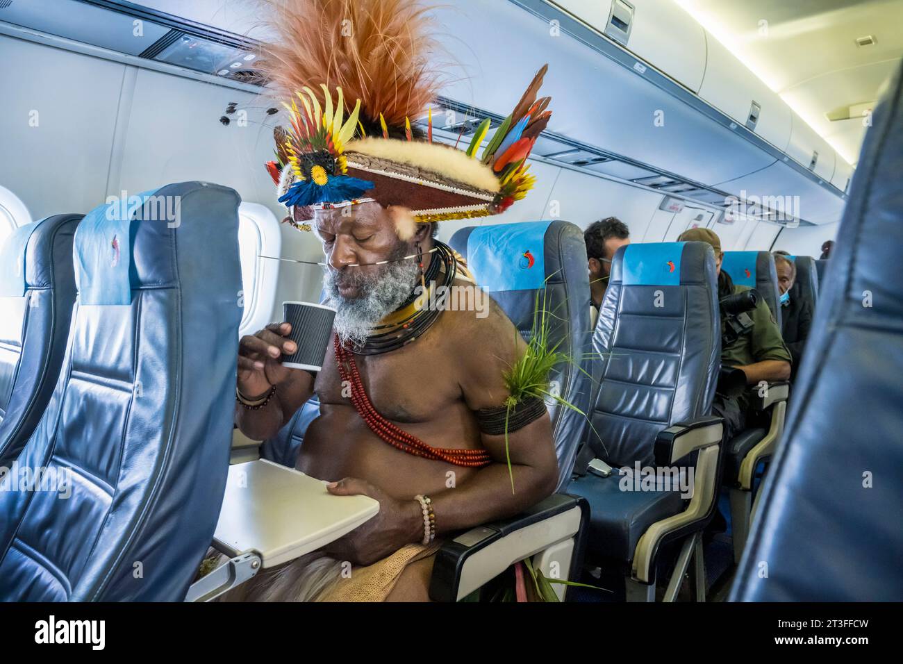 Papouasie-Nouvelle-Guinée, province de HeLa, Tari, chef Mundiya Kepanga dans un avion Air Niugini entre Tari et Port Moresby Banque D'Images
