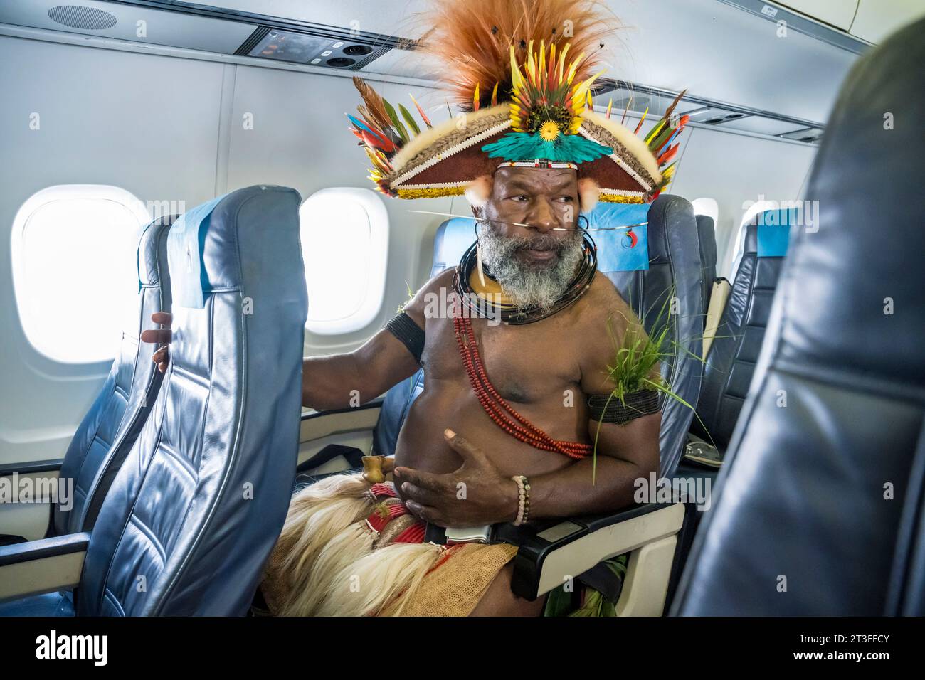 Papouasie-Nouvelle-Guinée, province de HeLa, Tari, chef Mundiya Kepanga dans un avion Air Niugini entre Tari et Port Moresby Banque D'Images