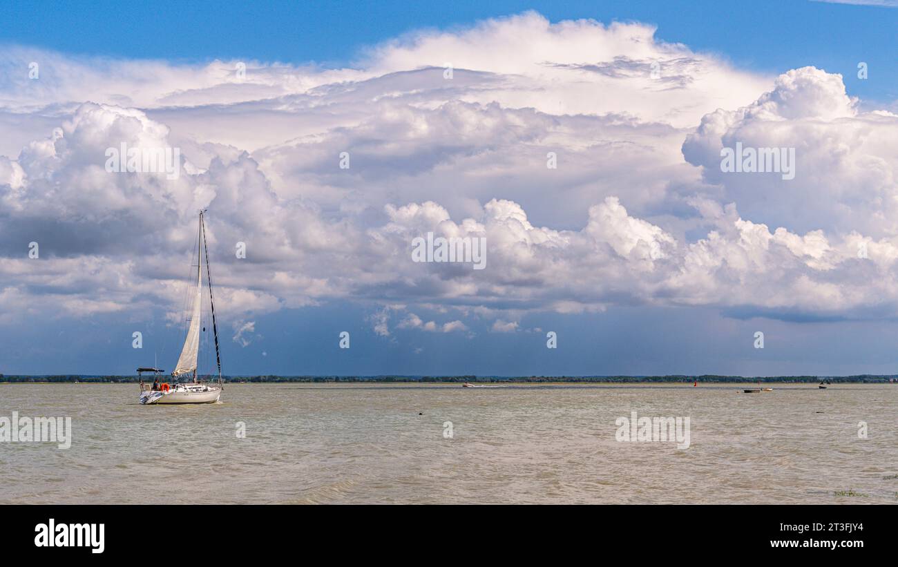 France, somme, Baie de somme, Saint-Valery-sur-somme, le Cap Hornu, marée haute dans la Baie de somme - coefficient 104, l'eau envahit l'estran, les bateaux profitent du fort tirant d'eau dans le chenal Banque D'Images