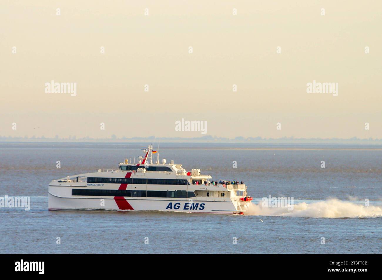 AG EMS Ausflugsschiff - gesehen am 18.10.2023 vor Cuxhaven aus der ELBE von Hamburg kommend in die Nordsee *** AG EMS bateau d'excursion vu le 18 10 2023 au large de Cuxhaven sortant de l'ELBE de Hambourg dans la mer du Nord Banque D'Images