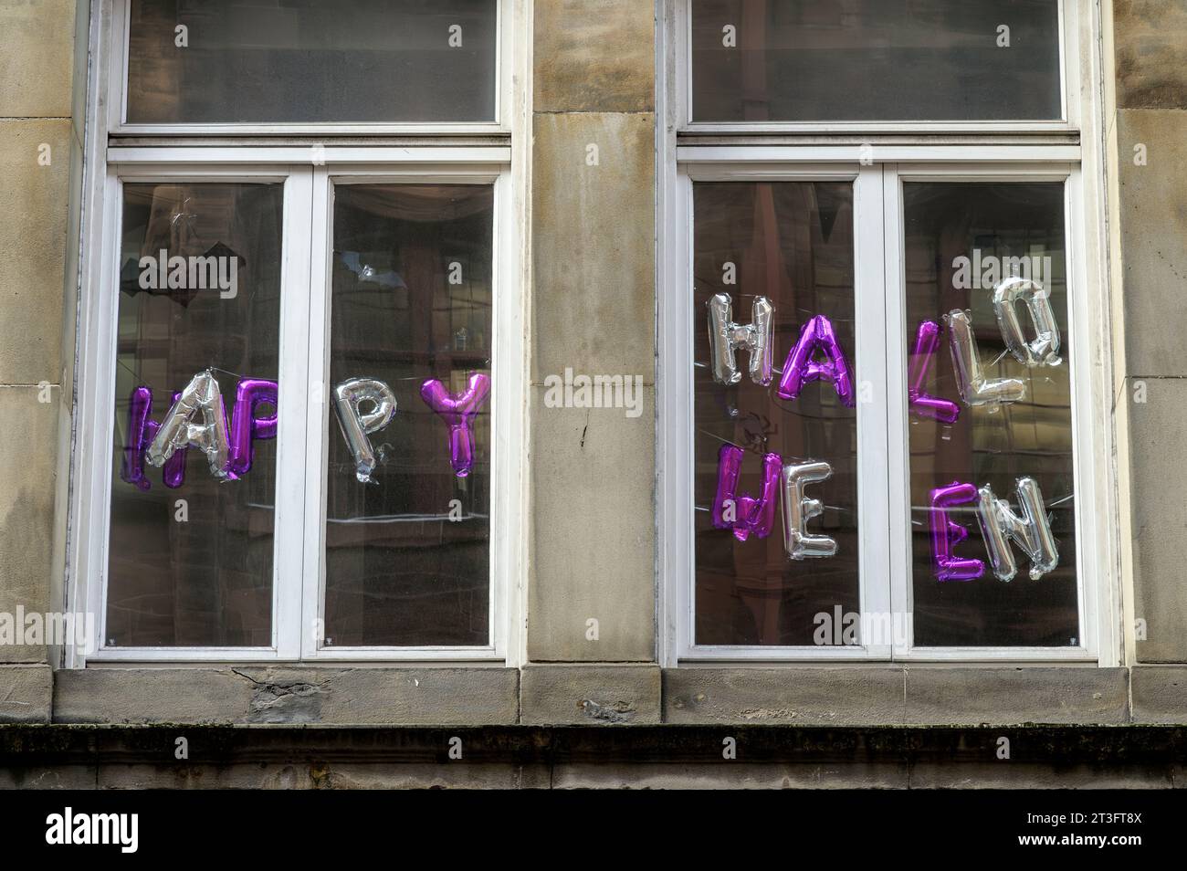 Joyeuses décorations de ballon d'Halloween dans une fenêtre, Royaume-Uni Banque D'Images