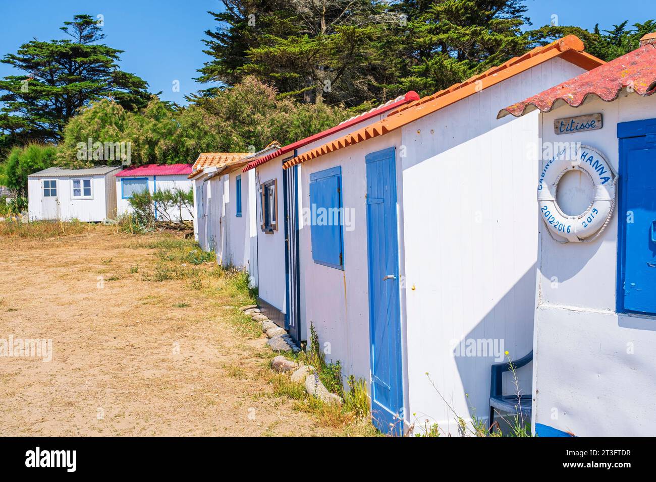 France, Vendée, Ile d'Yeu, la côte sauvage (côte sud), cabanes de pêcheurs le long de la plage de Sabias Banque D'Images