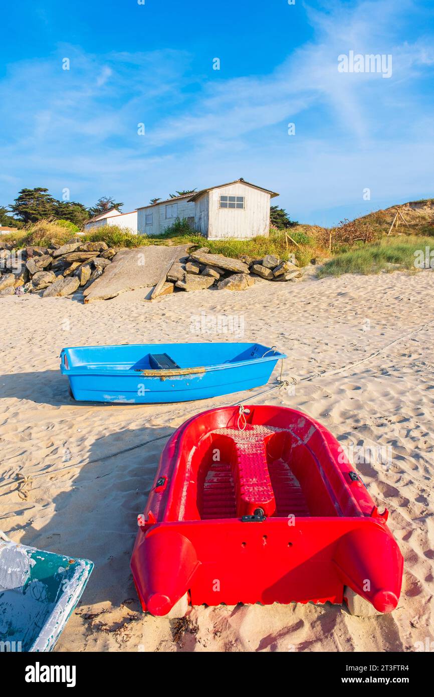 France, Vendée, Ile d'Yeu, côte dunaire (côte nord-est), cabanes de pêcheurs le long de la plage du Marais Salé Banque D'Images