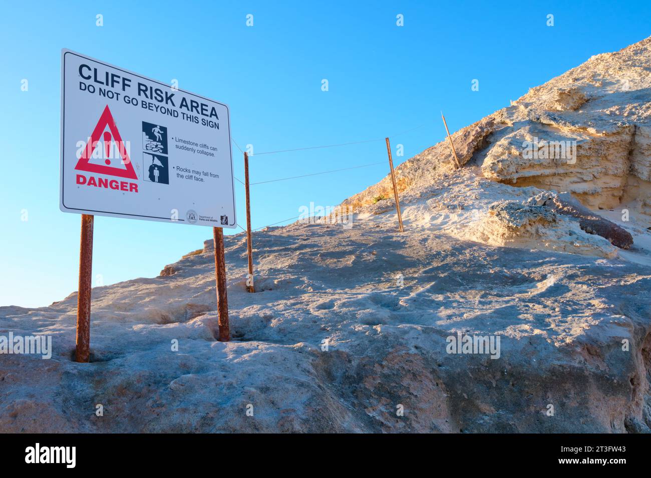 Panneau indiquant le danger d'une zone à risque de falaise sur le promontoire calcaire entre Hamelin Bay et Foul Bay, au sud-ouest de l'Australie occidentale. Banque D'Images