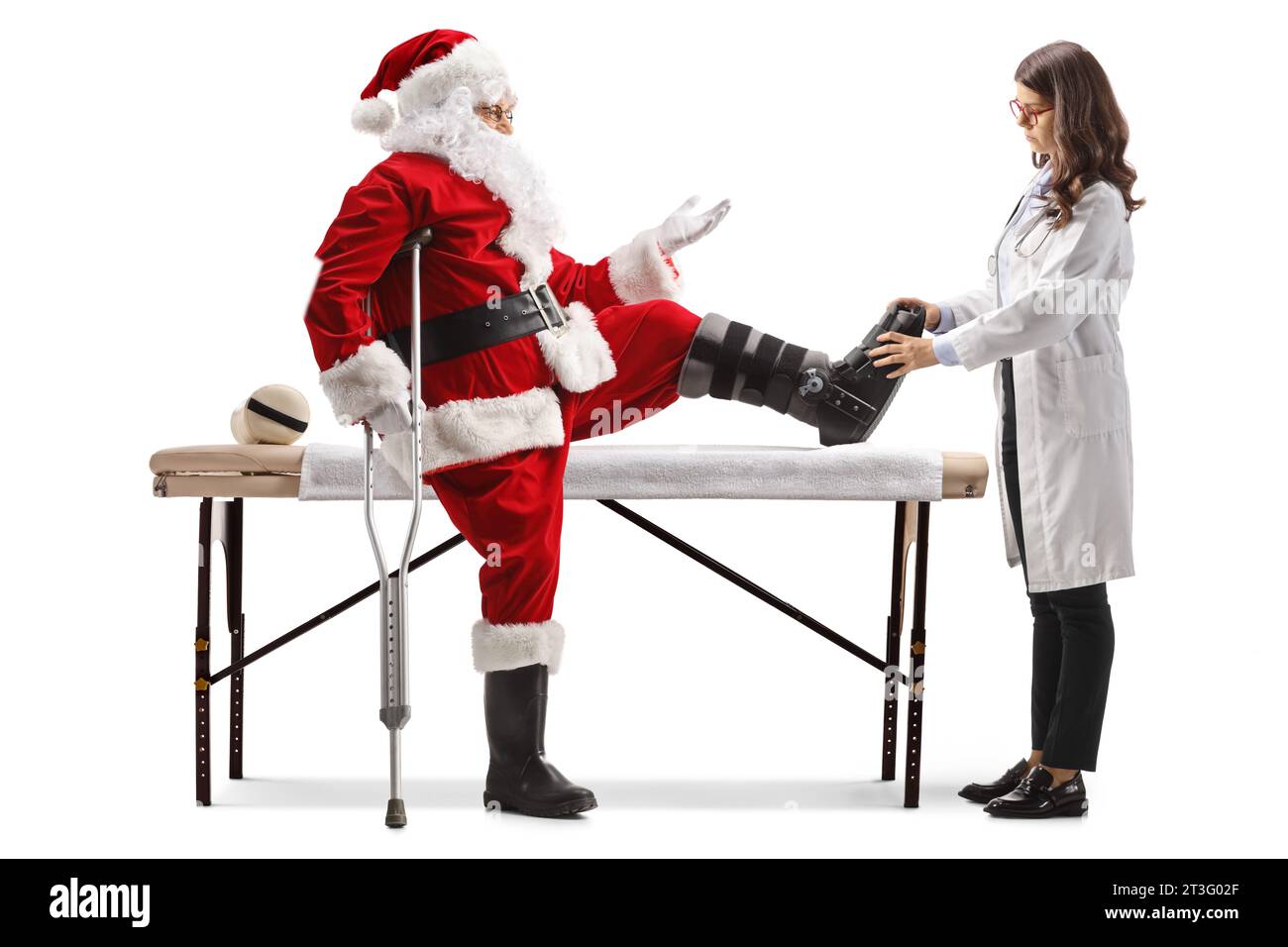 Père noël avec une jambe blessée parlant à une femme médecin isolé sur fond blanc Banque D'Images