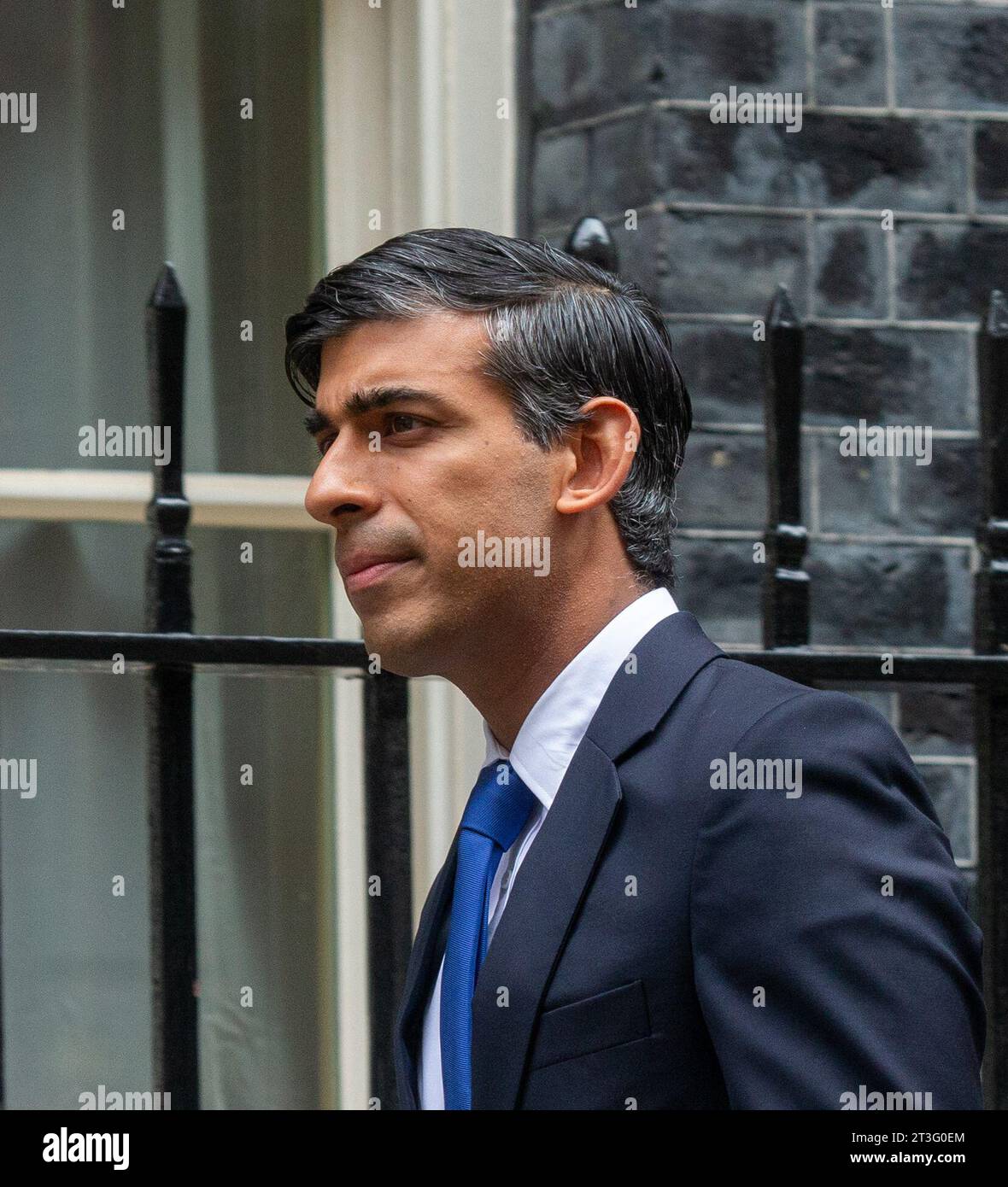 Londres, Angleterre, Royaume-Uni. 25 octobre 2023. RISHI SUNAK quitte le 10 Downing Street avant la séance des questions des premiers ministres à la Chambre des communes à l'occasion du premier anniversaire de son accession au poste de Premier ministre du Royaume-Uni. Sunak est nommé Premier ministre le 25 octobre 2022 par le roi Charles III (Image de crédit : © Tayfun Salci/ZUMA Press Wire) USAGE ÉDITORIAL SEULEMENT! Non destiné à UN USAGE commercial ! Banque D'Images