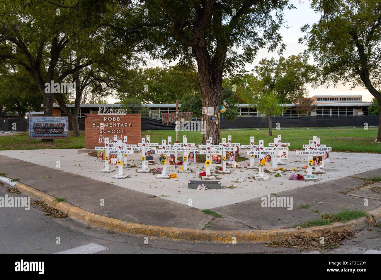 21 croix blanches à l'école primaire Robb honorent les victimes de la fusillade de 2022, 19 élèves et 2 enseignants sont morts, Uvalde, Texas, États-Unis. Banque D'Images 21 croix blanches à l'école primaire Robb honorent les victimes de la fusillade de 2022, 19 élèves et 2 enseignants sont morts, Uvalde, Texas, États-Unis. Banque D'Images