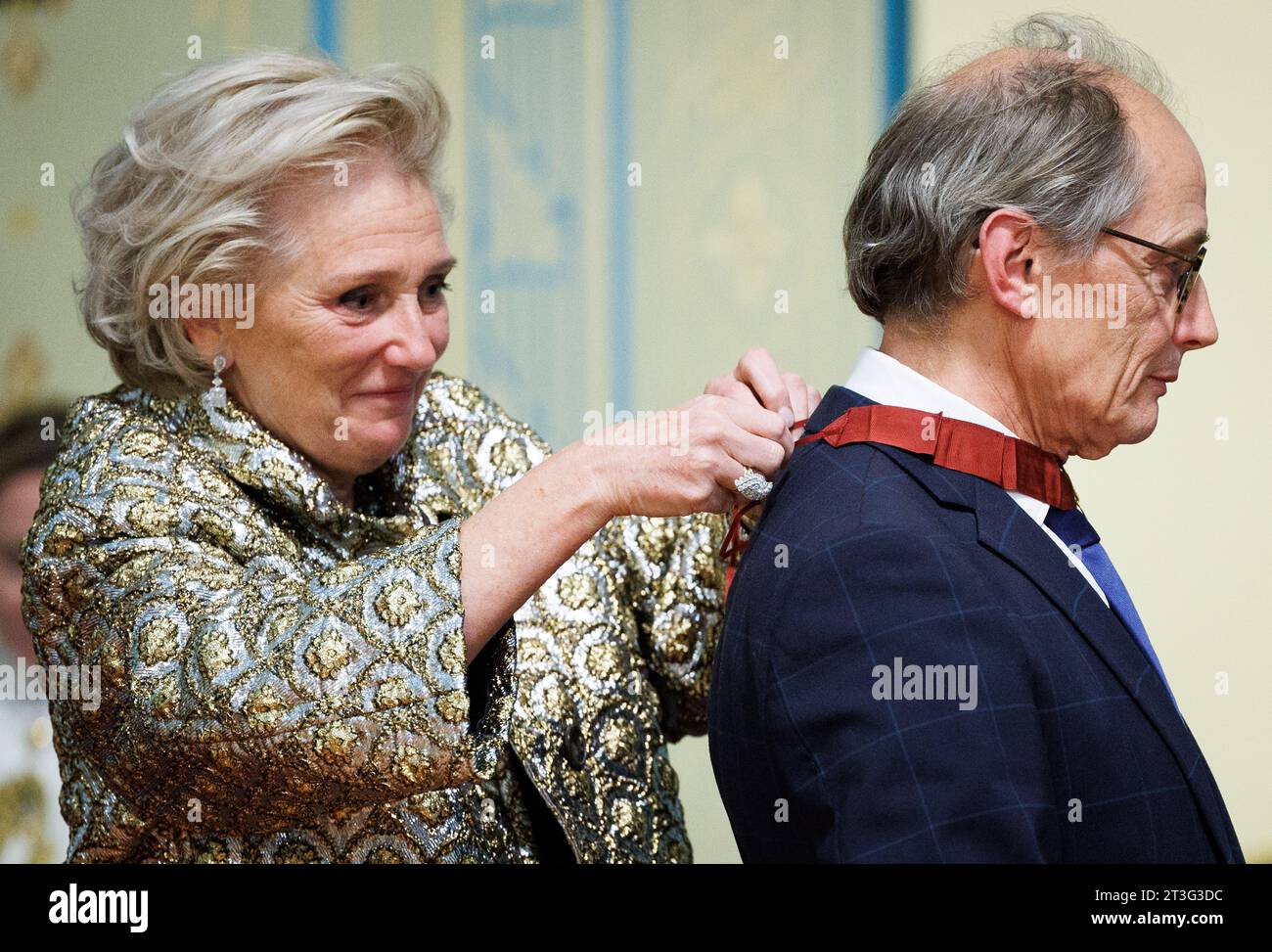 Melbourne, Australie. 25 octobre 2023. Directeur artistique du Festival international de musique de Canberra Roland Peelman reçoit une décoration de la Princesse Astrid de Belgique lors d'une visite de courtoisie avec le gouverneur de Victoria, à la Government House Victoria, lors de la mission économique belge auprès du Commonwealth d'Australie, à Melbourne, le mercredi 25 octobre 2023. Une délégation belge effectue une mission économique de 10 jours en Australie du 19 au 28 octobre 2023. BELGA PHOTO BENOIT DOPPAGNE crédit : Belga News Agency/Alamy Live News Banque D'Images