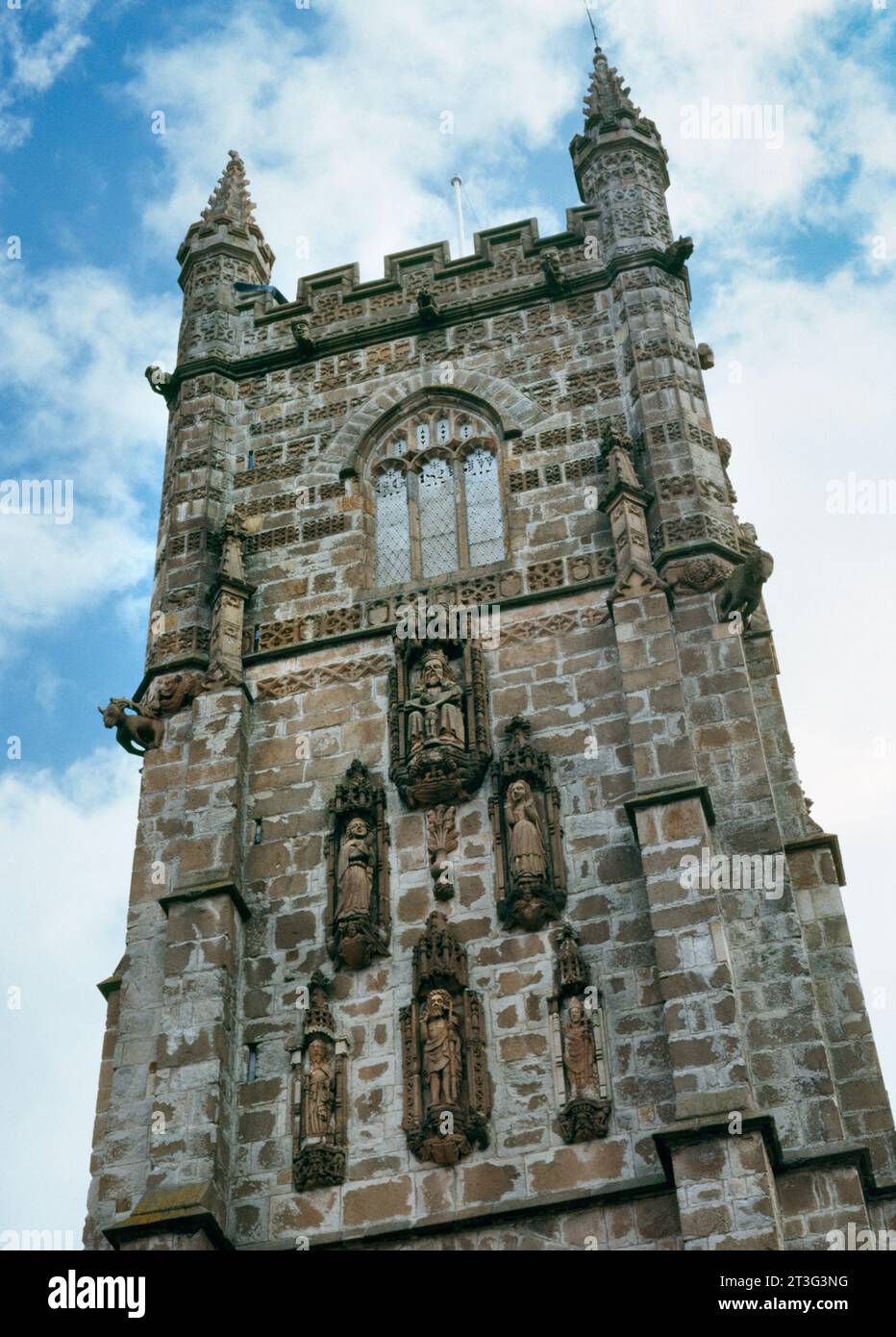 Statues dans des niches sur la face W de la C15ème tour W de l'église Holy Trinity, St Austell, Cornouailles, Angleterre, Royaume-Uni : un arrangement pyramidal avec une Trinité au sommet. Banque D'Images