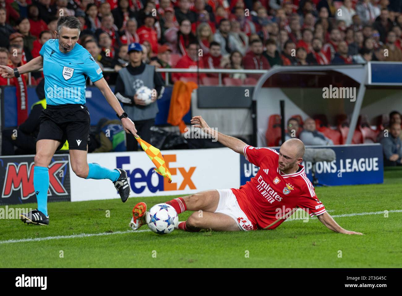 24 octobre 2023. Lisbonne, Portugal. Le milieu de terrain de Benfica, Norvégien Fredrik Aursnes (8) en action lors du match de la Journée 3 du Groupe D pour l'UEFA Champions League, Benfica 0 vs 1 Real Sociedad crédit : Alexandre de Sousa/Alamy Live News Banque D'Images