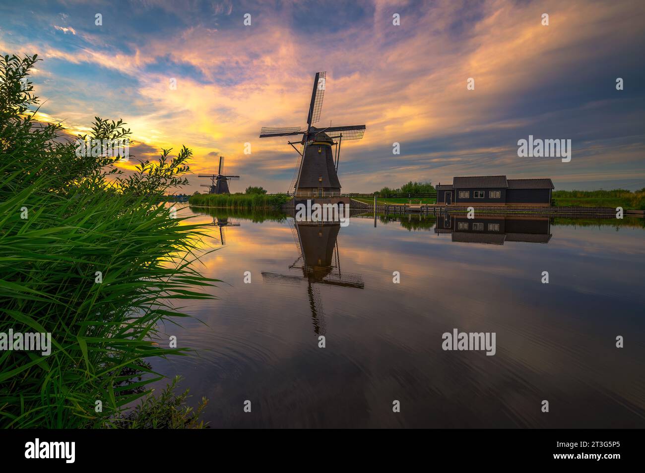 Coucher de soleil au-dessus de l'ancien moulin à vent hollandais à Kinderdijk, pays-Bas Banque D'Images