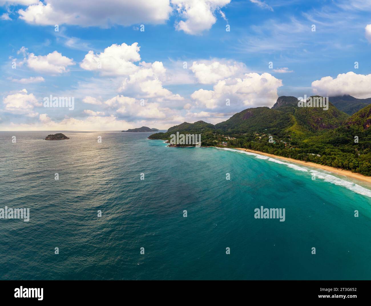 Vue aérienne de Grand Anse Beach sur l'île de Mahé, Seychelles Banque D'Images