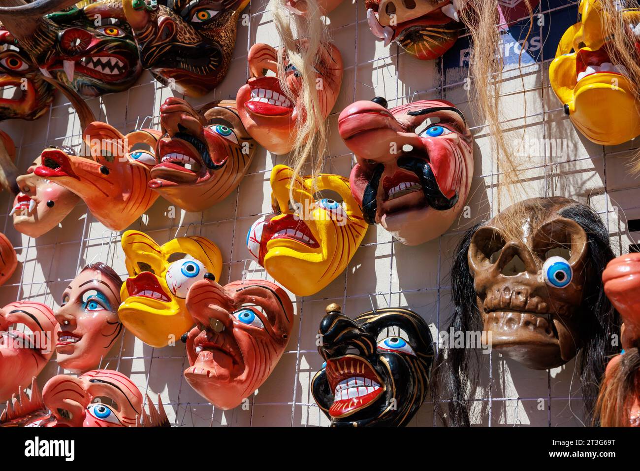 Masques à vendre pour la fête de la Virgen del Carmen, Paucartambo Cusco Pérou. Banque D'Images