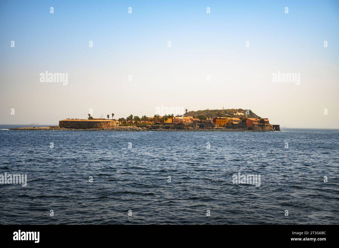 Île de Gorée près de Dakar, Sénégal, Afrique de l'Ouest, vue d'un bateau Banque D'Images