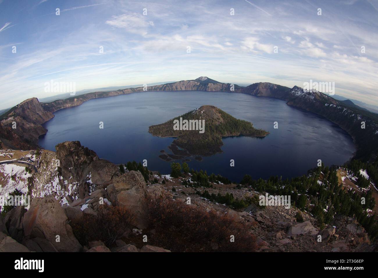 Crater Lake, Oregon, en grand-angle depuis Watchman Peak. Banque D'Images