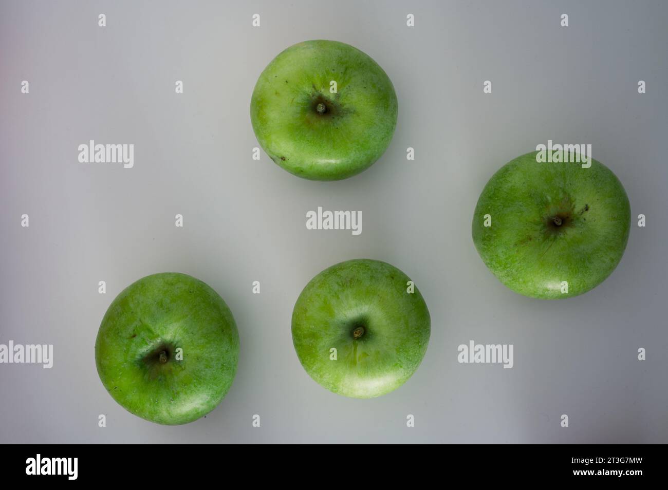 Groupe de pommes vertes autour du sommet. Fruits frais biologiques et image de fond de récolte d'automne Banque D'Images