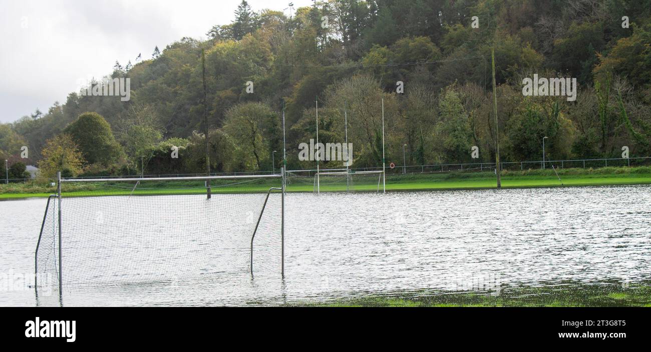 Terrain de sport inondé sous l'eau en raison de fortes pluies. Banque D'Images
