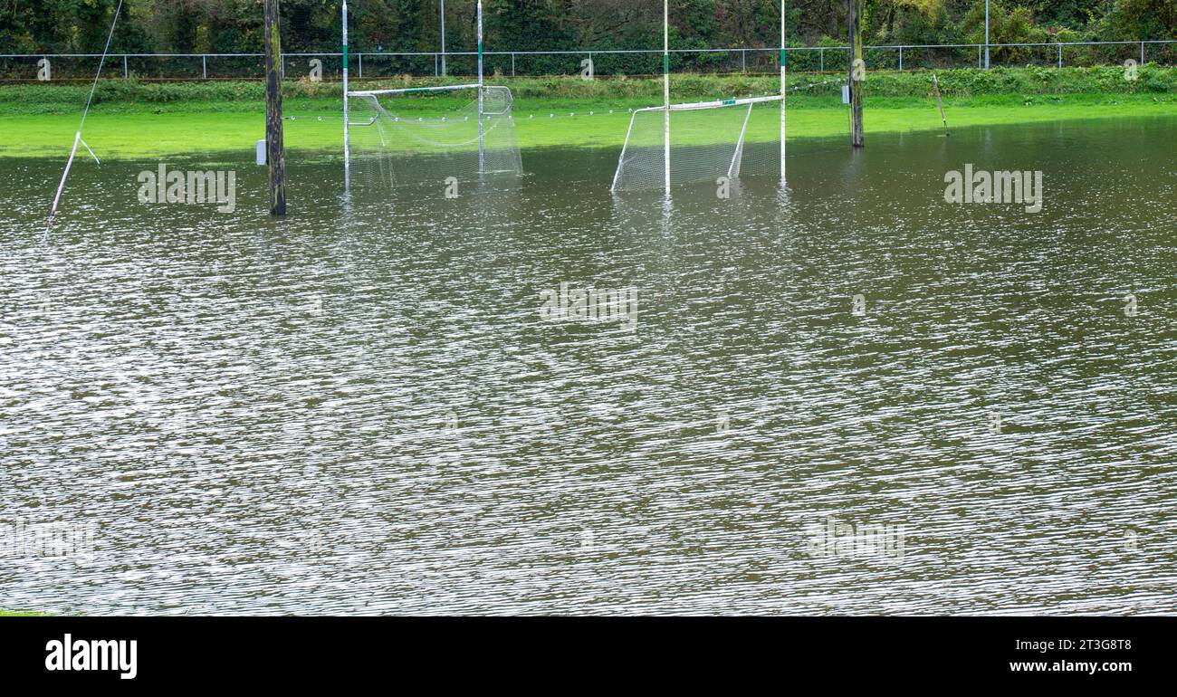 Terrain de sport inondé sous l'eau en raison de fortes pluies. Banque D'Images