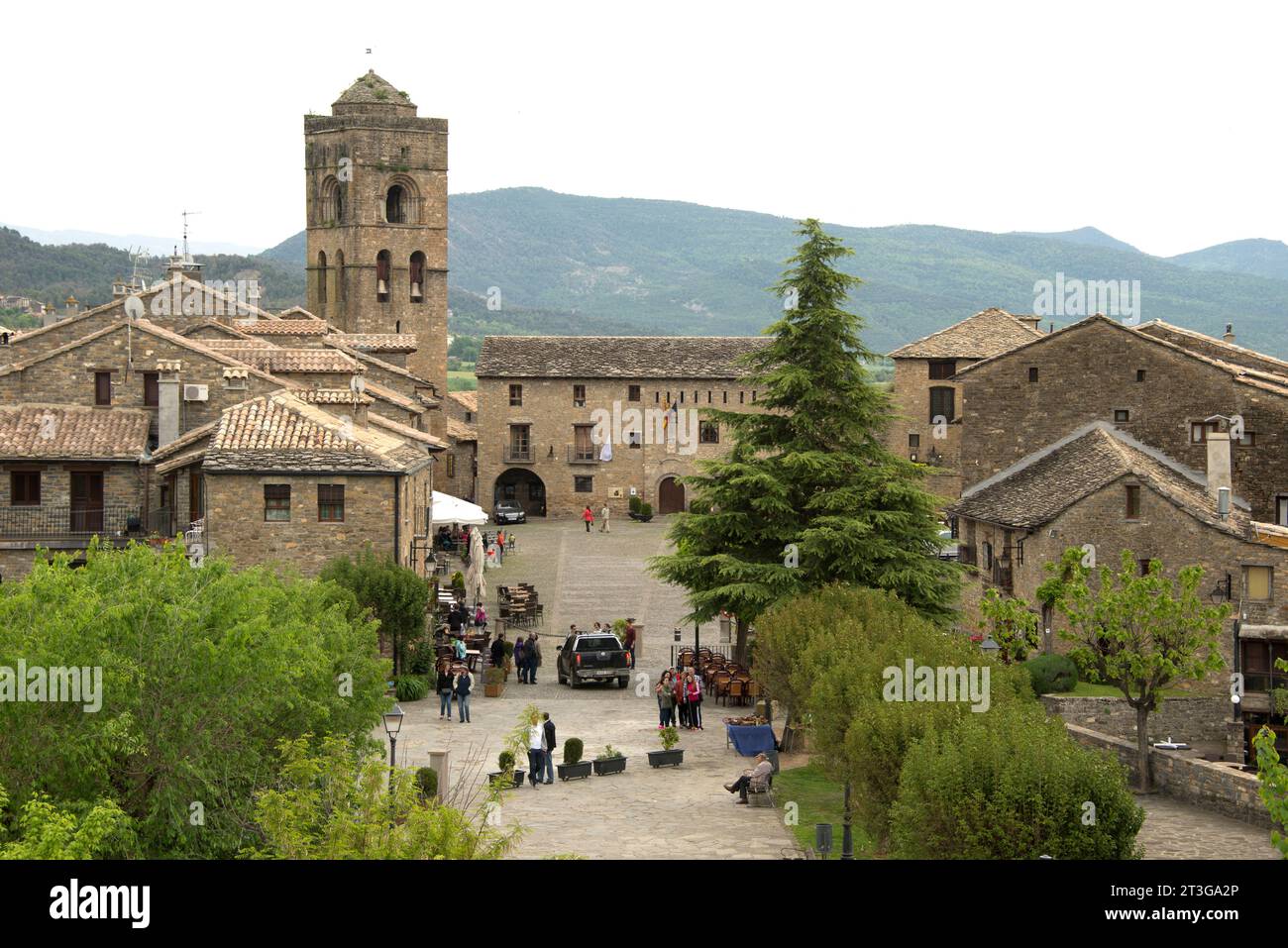 Ainsa, place principale (Plaza Mayor). Sobrarbe, province de Huesca, Aragon, Espagne. Banque D'Images