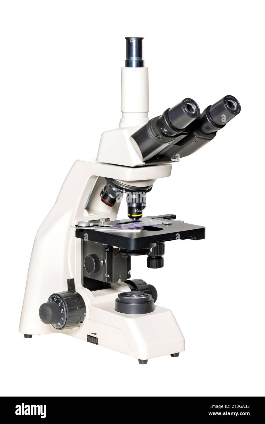 Matériel électronique médical, microscope trinoculaire pour examen dans un laboratoire scientifique. Isolé sur fond blanc. Banque D'Images