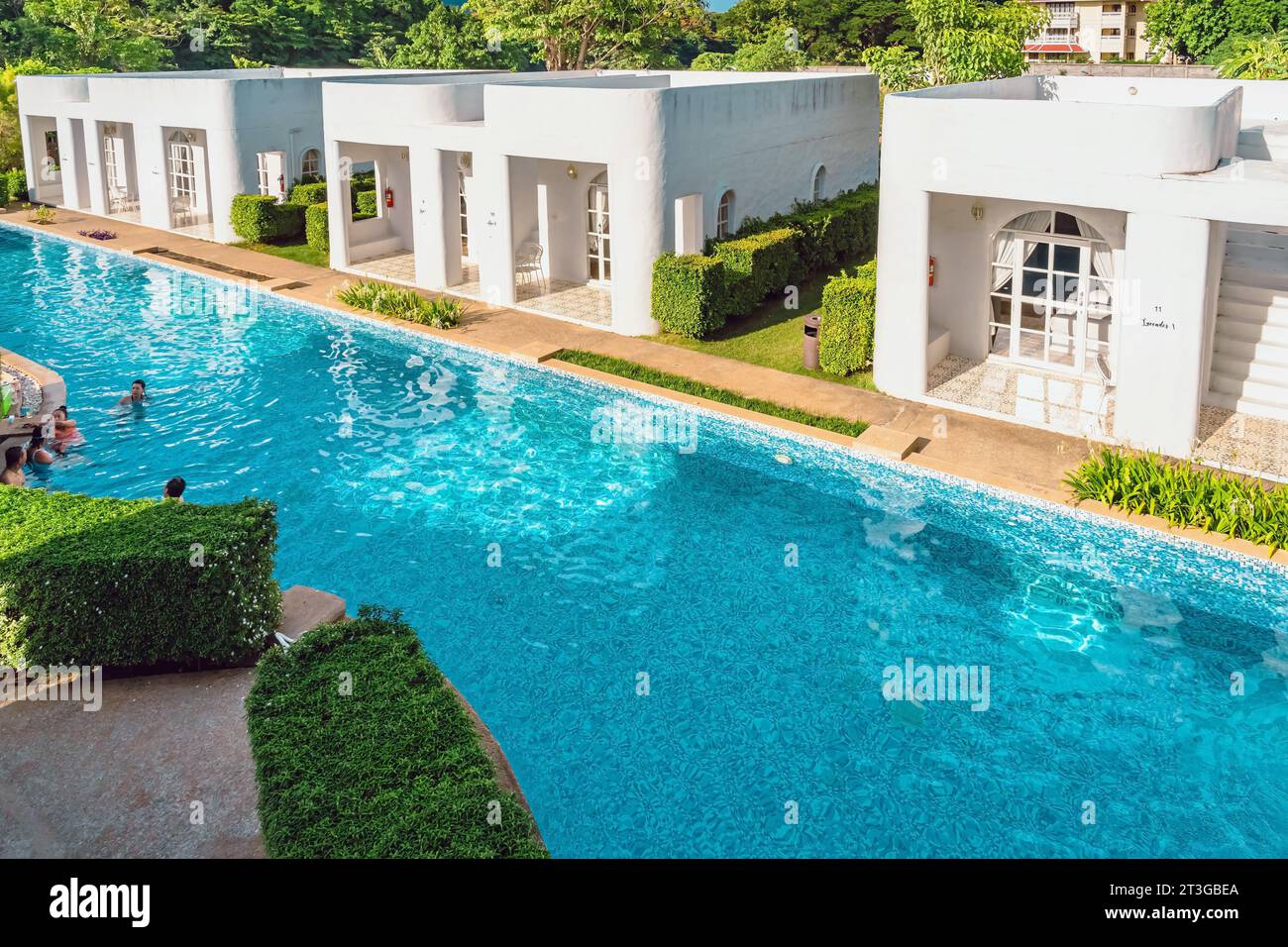 KANCHANABURI-THAÏLANDE,juin 30,2023 : magnifique vue extérieure de la station moderne dans le style loft ou décoration de Lodge confortable dans le style moderne de la Villa la FL Banque D'Images