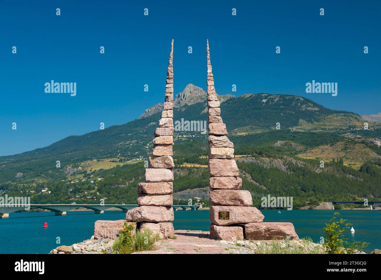 France, Hautes-Alpes, Savines le Lac, ouvrage intitulé le passage au bord du lac de serre-Ponçon Banque D'Images