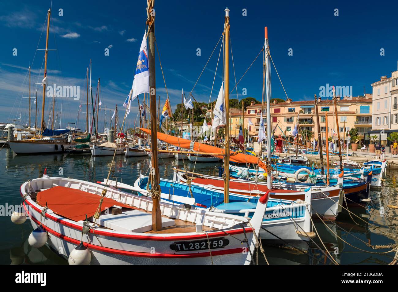 La France, Var, Sanary sur Mer, pointus (bateaux de pêche traditionnels) dans le port Banque D'Images