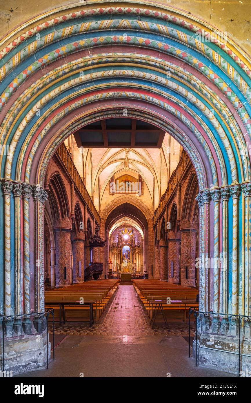 France, Manche, Cotentin, Cherbourg en Cotentin, Basilique de la Sainte Trinité du 15e siècle, nef avec colonnes peintes Banque D'Images