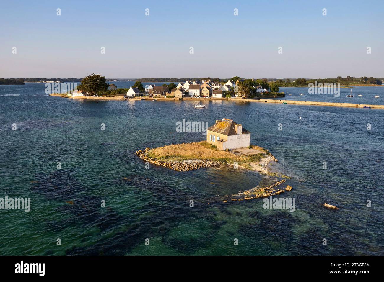 France, Morbihan, l'Etel, Belz, l'îlot de Nichtarguer et sa maison de pêcheur, avec l'île de Saint-Cado en arrière-plan (vue aérienne)BelzBelz Banque D'Images