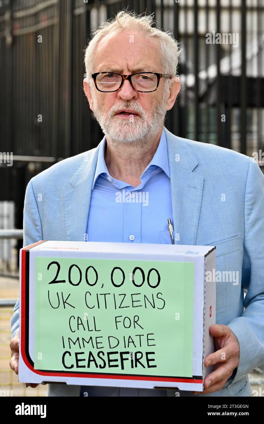 Londres, Royaume-Uni. L’ancien dirigeant travailliste Jeremy Corbyn s’est joint à des groupes palestiniens, juifs et autres pour remettre une pétition de 200 000 signatures appelant à un cessez-le-feu immédiat au Moyen-Orient. Crédit : michael melia/Alamy Live News Banque D'Images