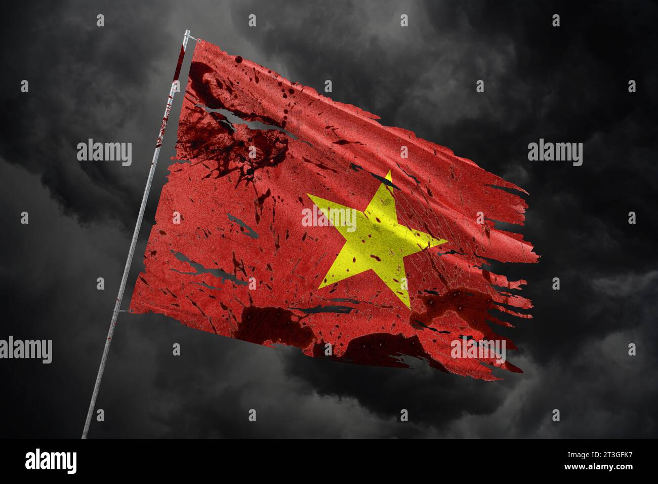 Vietnam drapeau déchiré sur fond de ciel sombre avec des taches de sang. Banque D'Images