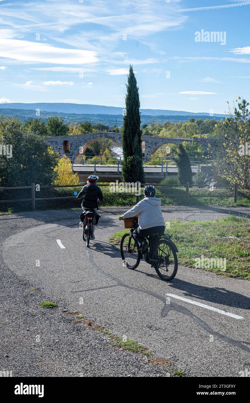 France, Vaucluse, Parc naturel régional du Luberon, piste cyclable sur la voie verte du Calavon (EuroVelo 8) Banque D'Images