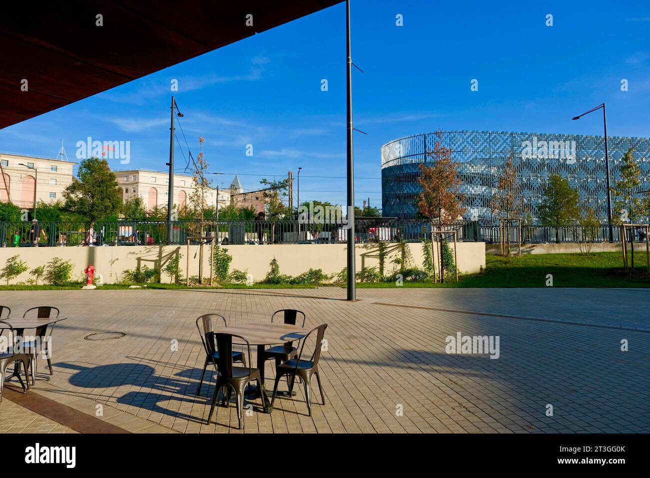 France, Côte d'Or, Dijon, région classée au patrimoine mondial de l'UNESCO, cité internationale de la gastronomie et du vin par l'architecte Anthony Béchu, terrasses de bars et parking Monge Banque D'Images