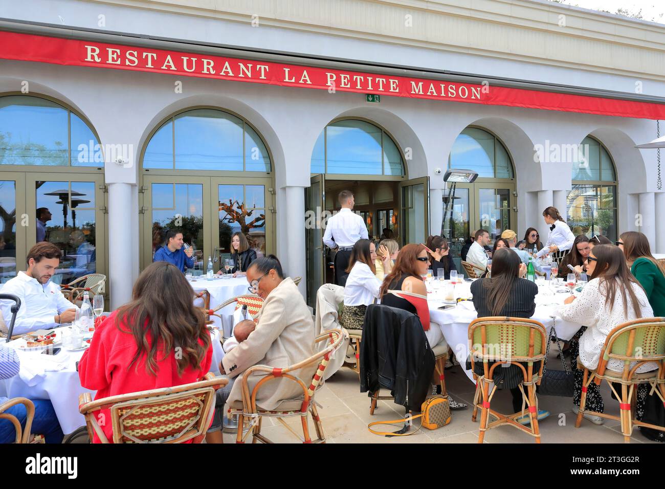 France, Alpes Maritimes, Cannes, Palm Beach, restaurant la petite Maison avec un menu créé par Nicole Rubi de Nice, terrasse Banque D'Images