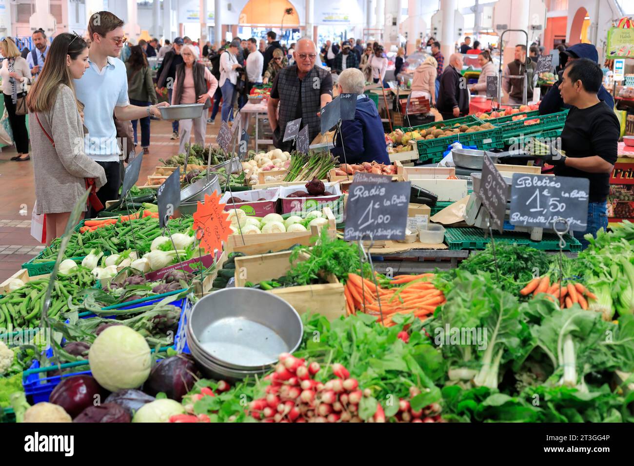 France, Alpes Maritimes, Cannes, Forville marché couvert (3 000 m2), marchand de légumes Banque D'Images