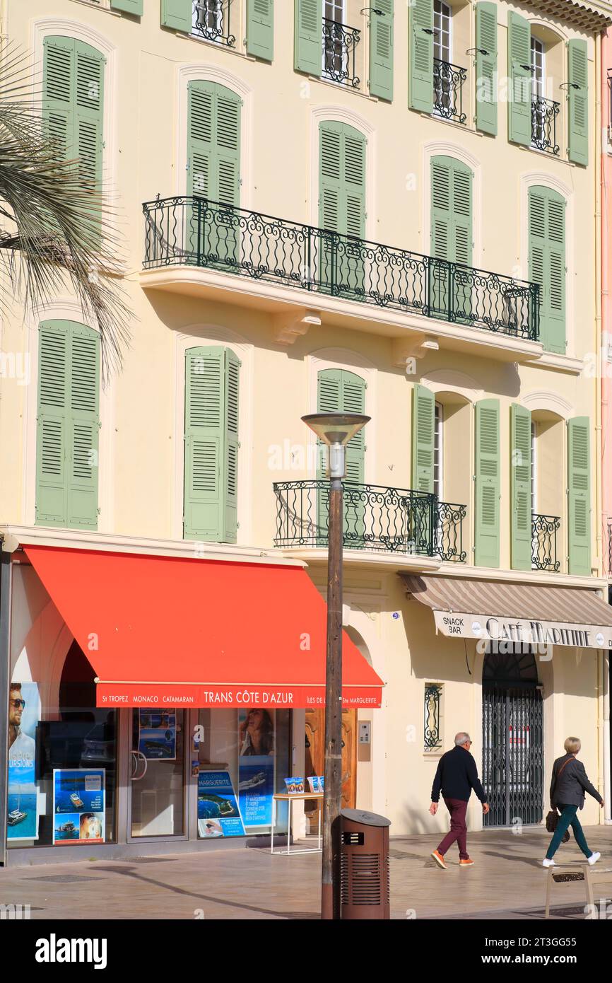 France, Alpes Maritimes, Cannes, Quai Saint Pierre, Vieux-Port, façade provençale Banque D'Images