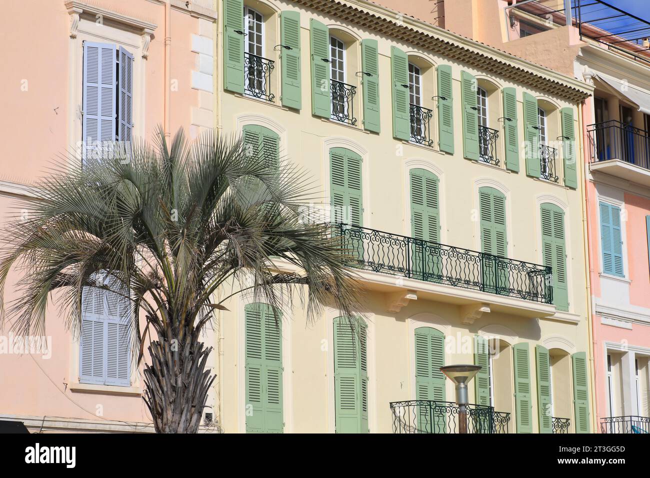 France, Alpes Maritimes, Cannes, Quai Saint Pierre, Vieux-Port, façade provençale Banque D'Images