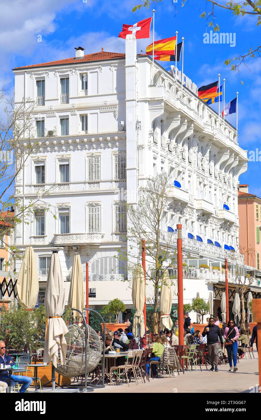 France, Alpes Maritimes, Cannes, Allee de la liberté Charles de Gaulle, terrasse de café avec l'Hôtel Splendid Cannes ouvert en 1871 en arrière-plan Banque D'Images
