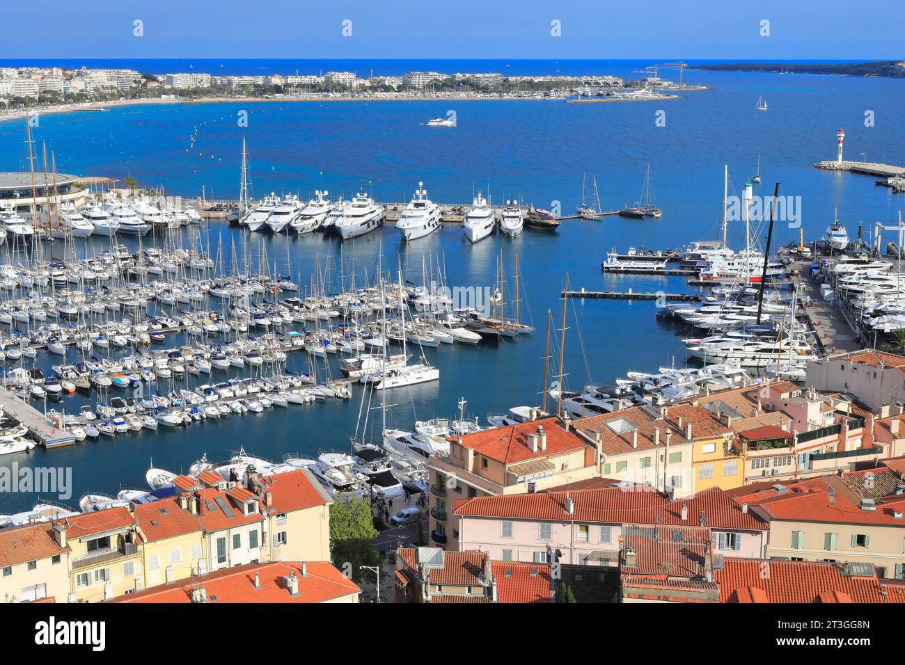 France, Alpes Maritimes, Cannes, vue depuis le Suquet sur le Vieux Port, ses bateaux amarrés et en arrière-plan le quartier de la Pointe Croisette Banque D'Images