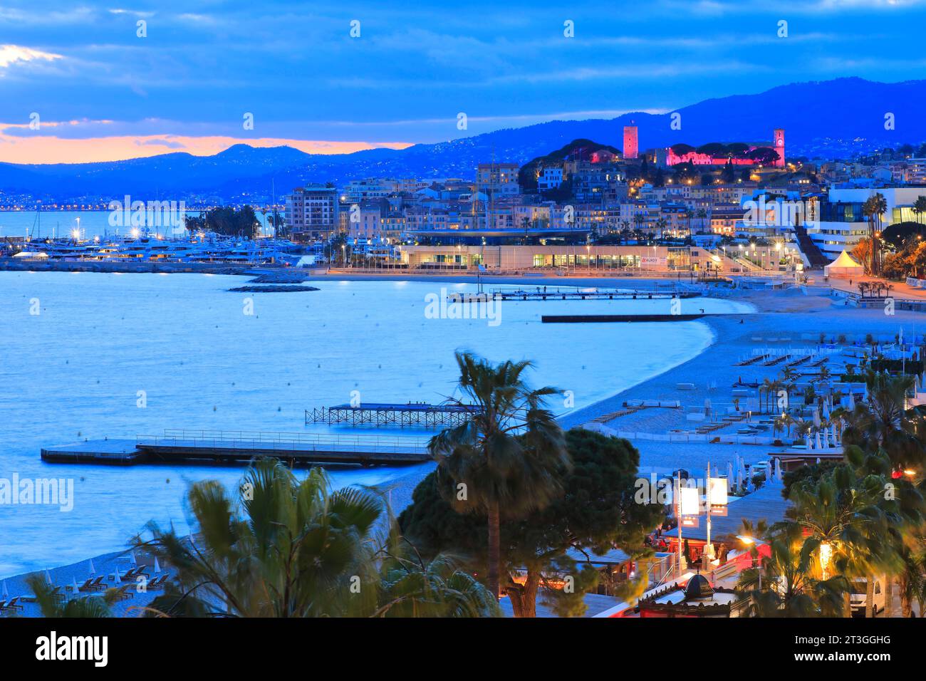 France, Alpes Maritimes, Cannes, Croisette, vue sur le Palais des Festivals et le quartier du Suquet avec son château à la tombée de la nuit Banque D'Images
