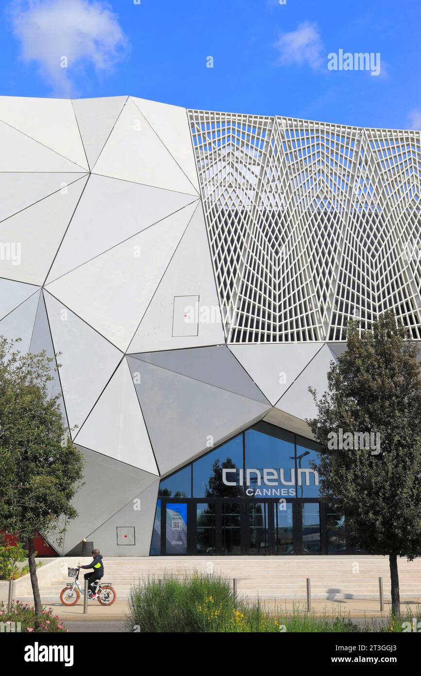 France, Alpes Maritimes, Cannes, quartier de la Bocca, Cineum, complexe cinématographique conçu par l'architecte Rudy Ricciotti, façade extérieure en béton Banque D'Images